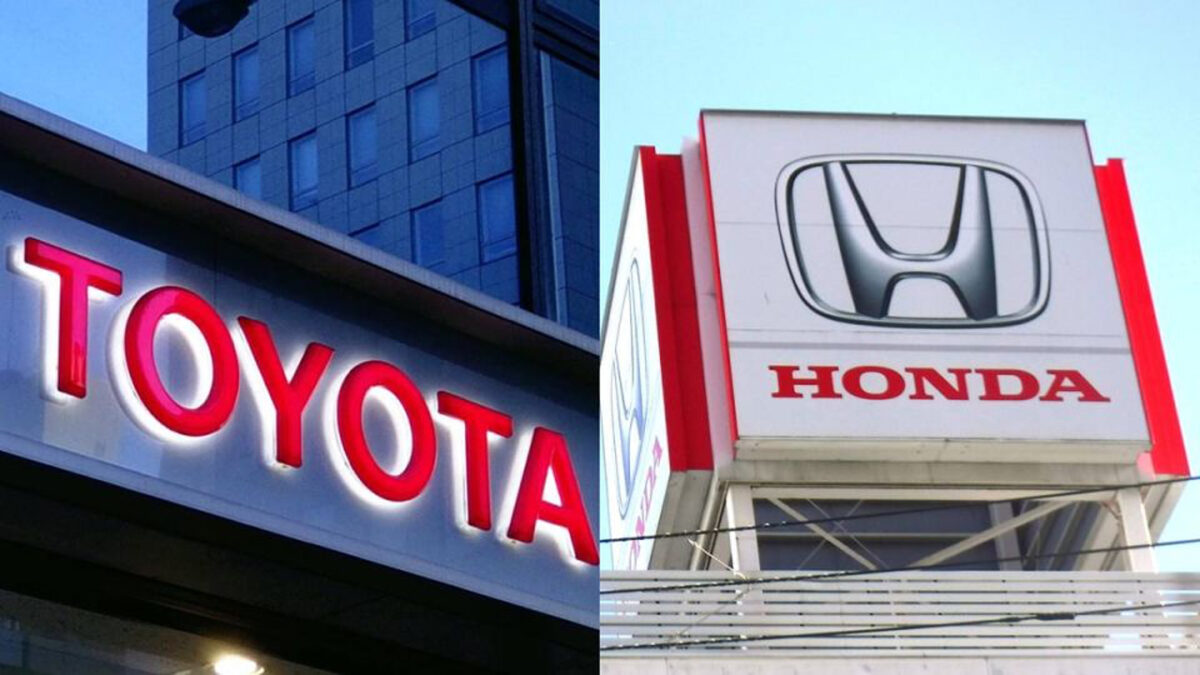 Left: Toyota Motor Corp. sign in Chiyoda Ward, Tokyo, in 2024. Right: Honda Motor Co.’s logo in Tokyo in 2021. PHOTO: THE YOMIURI SHIMBUN