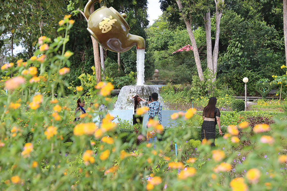 Tourists enjoy one of the province’s many unique attractions – a sculpture park in the town of Sihanoukville. Hong Raksmey