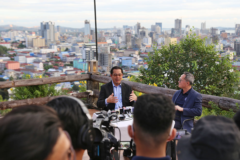 Preah Sihanouk provincial governor recently met with the media to challenge certain negative reporting about the province, which he says is seeing remarkable development and public order. Hong Raksmey