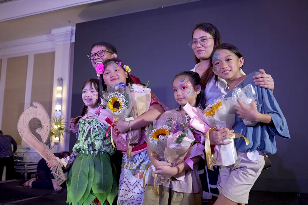 After four months of hard work and team building, all performers received flowers following their successful performance. Lion Media