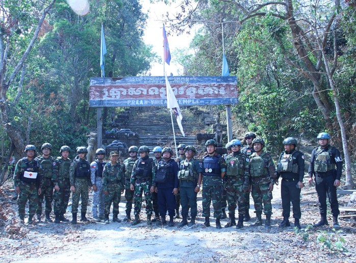 ASEAN observers inspect damage at Preah Vihear ASEAN observers inspect damage at Preah Vihear