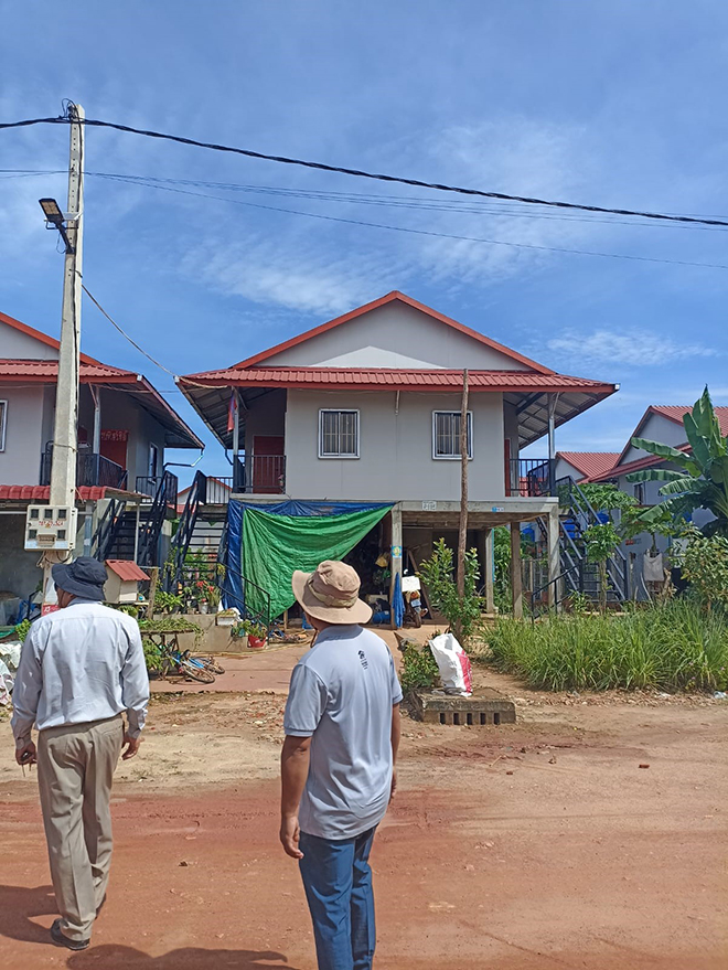 Tim travelled to Habitat for Humanity’s housing project in Siem Reap province after the organisation invited him to visit and learn more about their work. Tim Jones