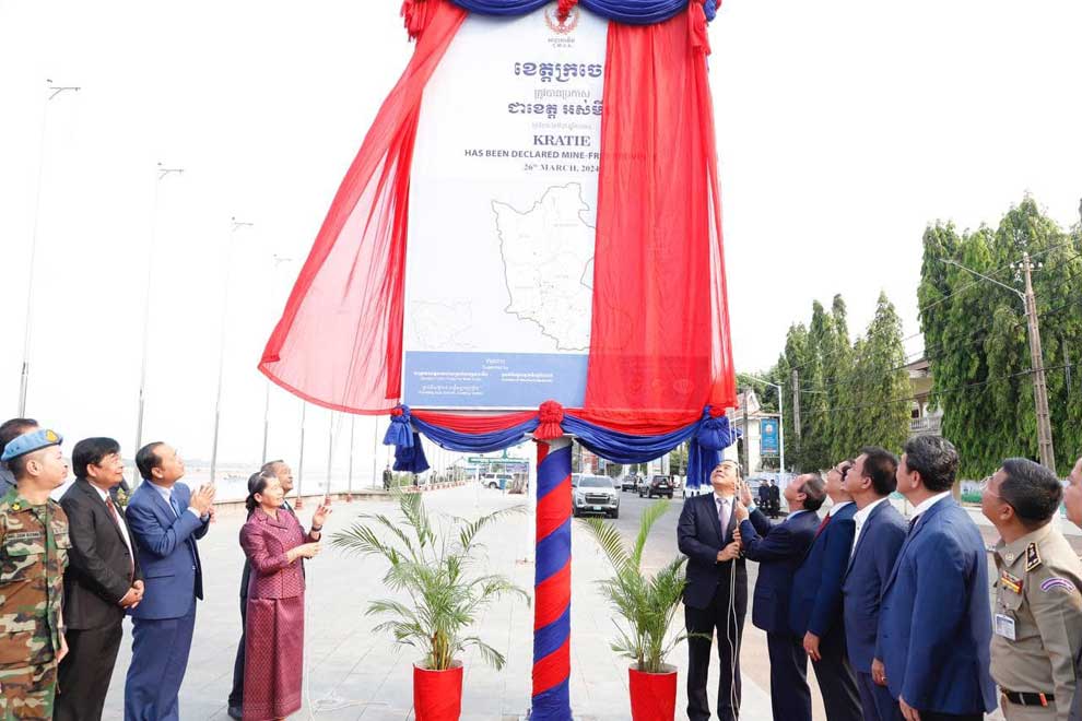 Manet lauds mine-free provinces