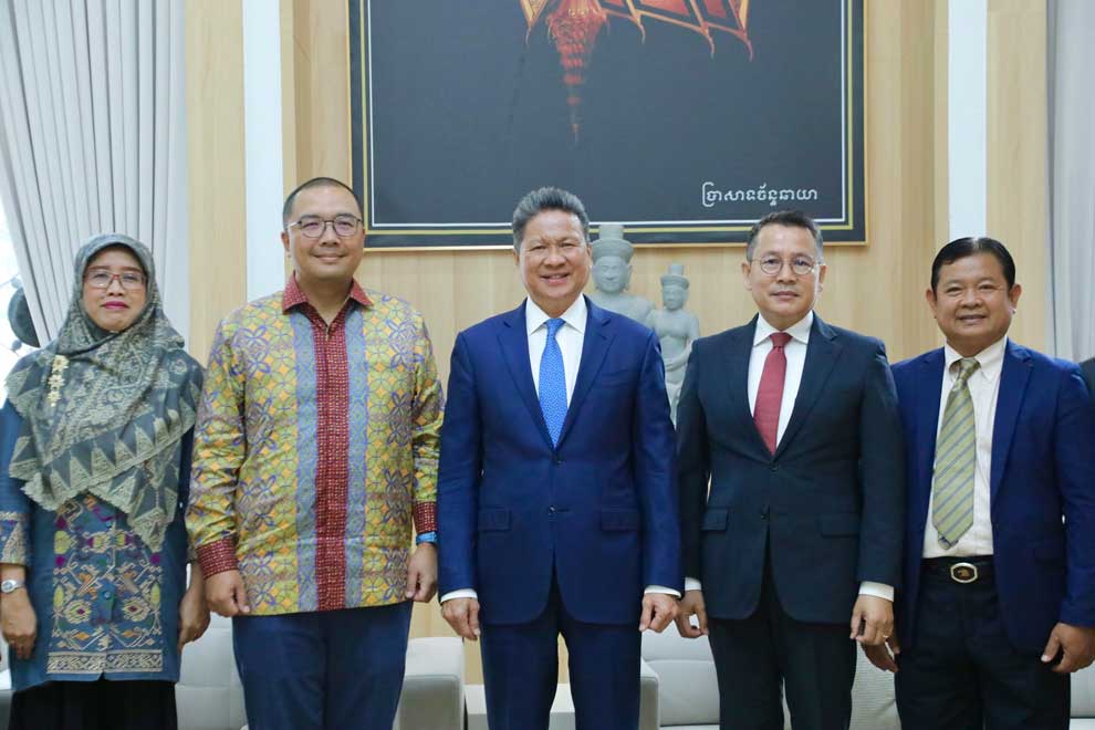 Chanthol and Darmosumarto meet on enhancing trade
