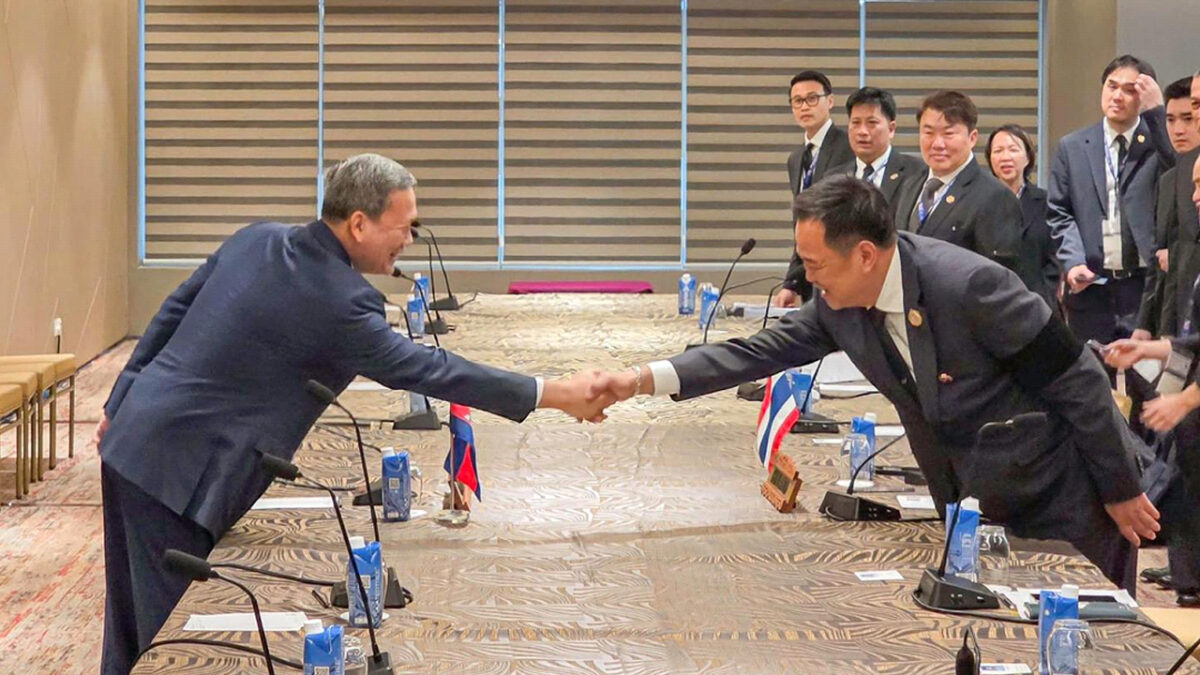 Prime Minister Hun Manet shakes hands with his Thai counterpart, Anutin Charnvirakul, on October 28 in Malaysia. Foreign ministry