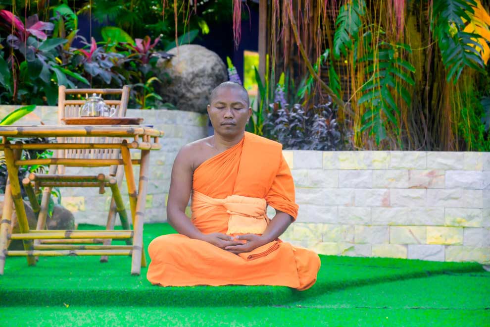 Venerable Tuy Sokhim leads a meditation session at Wat Soriyaram. Tuy Sokhim fb