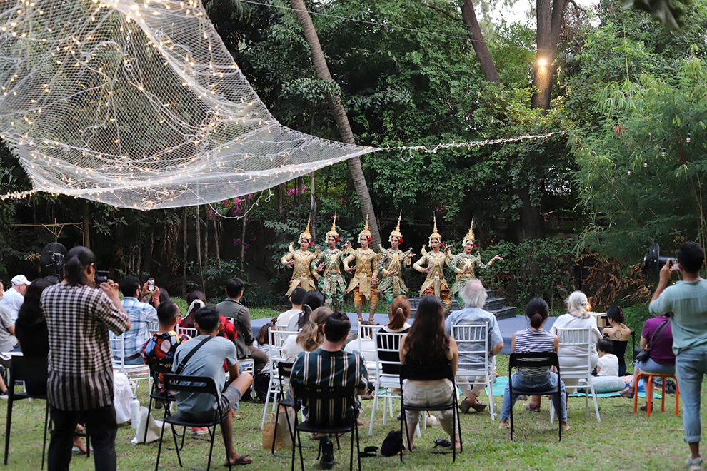 Unique performances by Khmer Art Action will take place on the grass lawn at the rear of the property. Pteah Chas