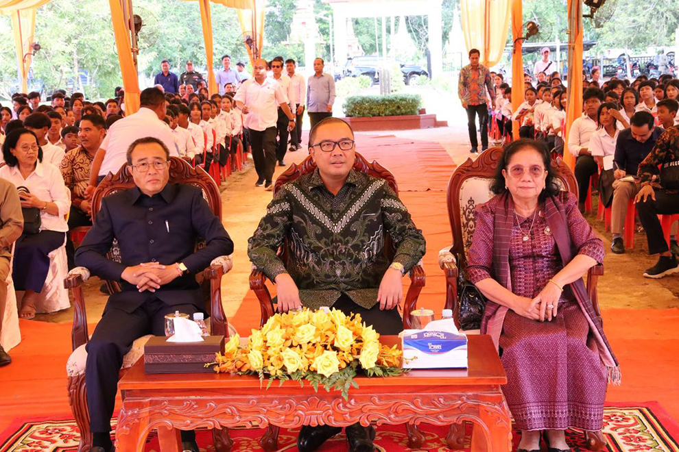 Prey Veng provincial governor Suon Somalin (left), Indonesian ambassador to Cambodia Santo Darmosumarto (centre) and education ministry undersecretary of state Ton Sa Im (right) attended the July 6 event. Supplied