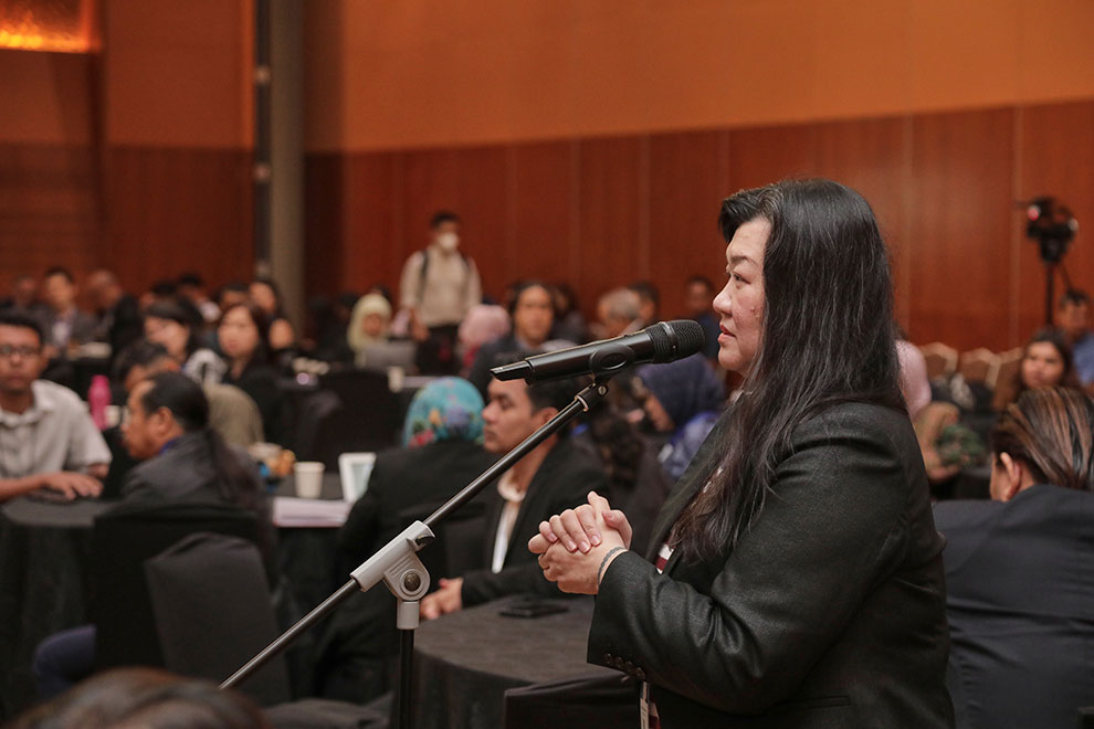 An attendee asks a question during the panel discussion on “The Role of Media and Opinion Leaders in Narrating ASEAN”, held on January 8 in Kuala Lumpur. Supplied