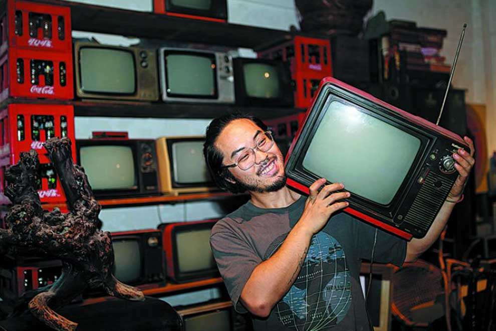 Man turns ‘junk’ into full-time job Man turns 'junk' into full-time job