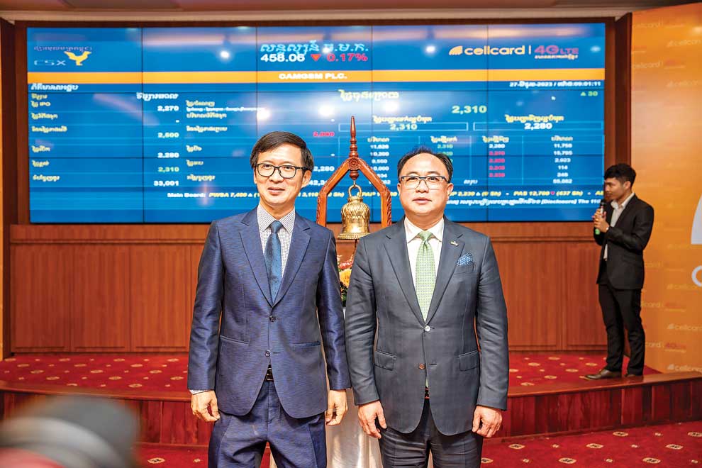CEO of the CSX HE Hong Sok Hour (left) and Royal Group Chairman Neak Oknha Kith Meng attend the Cellcard IPO. PHOTO SUPPLIED