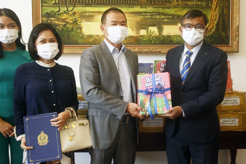 Monument Books donates English tomes to ministry