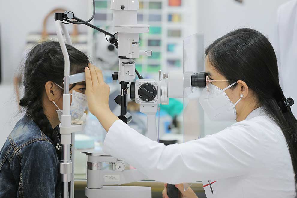 Khmer-Soviet clinic holds kids' eye care event