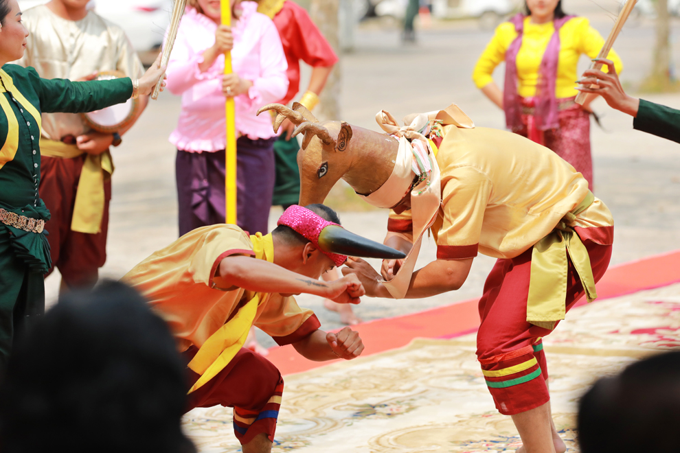 A performance of robam trot – or trot dance – is underway at the civil service ministry to bring blessings for the Khmer New Year, on April 10.