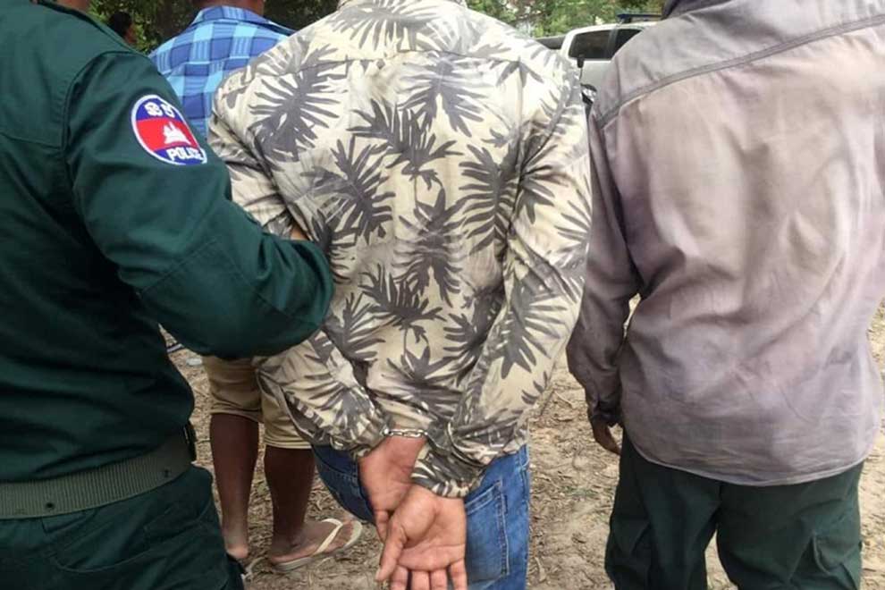 Gunshot at cockfight raid lands senior Prey Veng cop in detention Gunshot at cockfight raid lands senior Prey Veng cop in detention