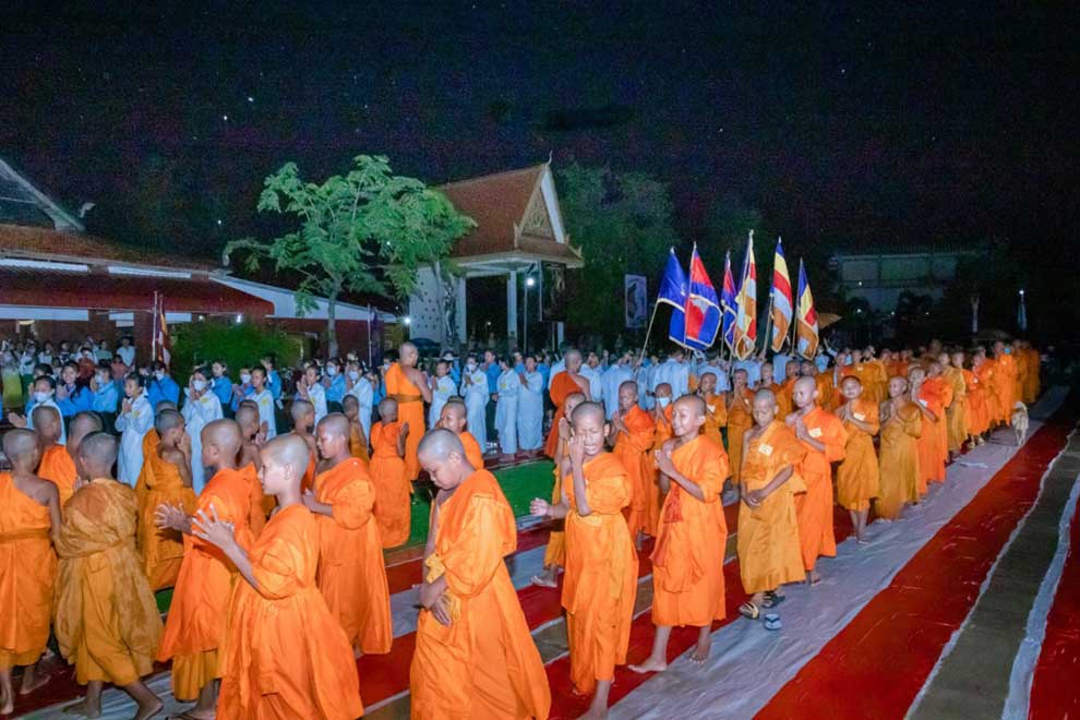 Battambang pagoda ordains 200 monks