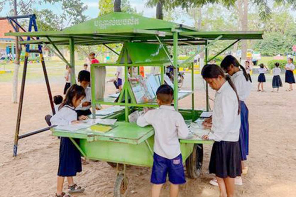 Library on wheels drives Kampong Chhnang book crazes