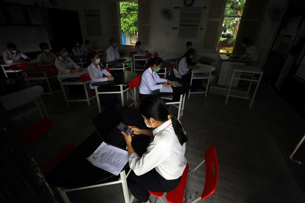 Smart decision? Schools' ban on smartphones gets mixed reactions