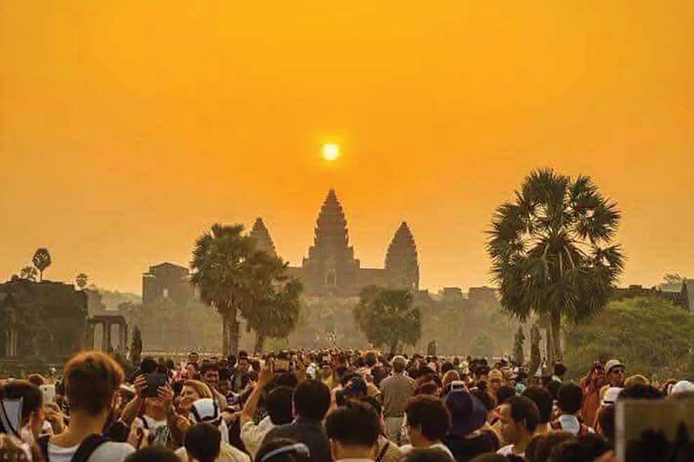 Almost 9K tourists see equinox sunrise at Angkor Wat