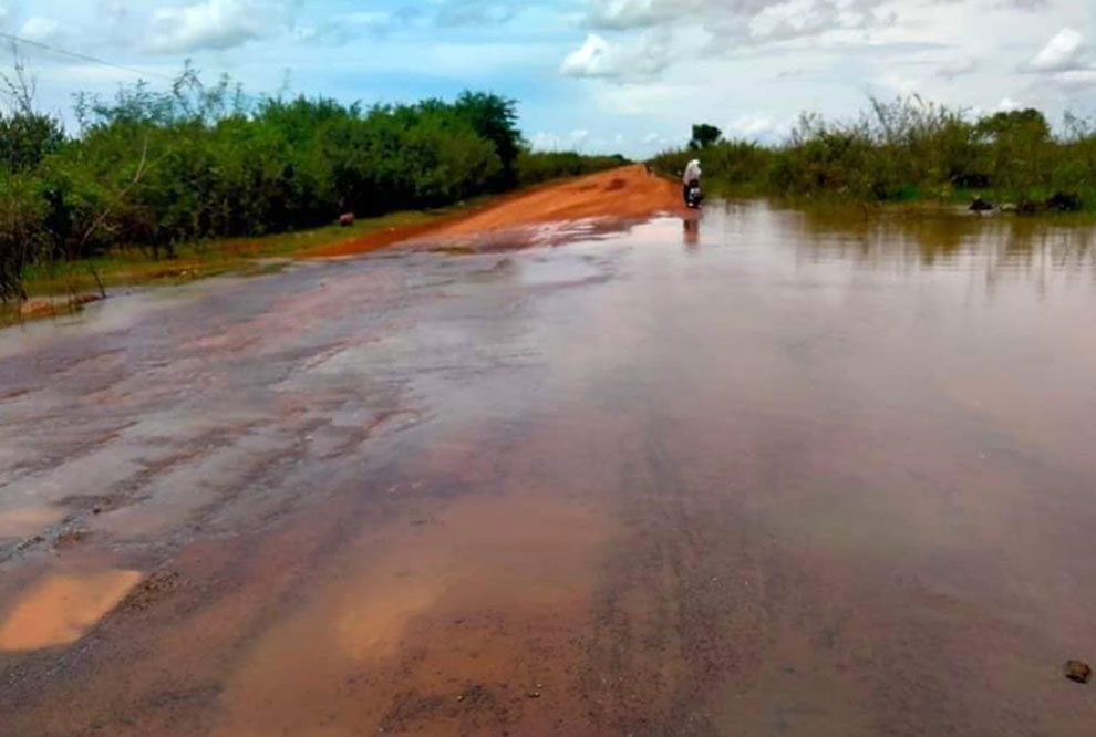 Floods close road in Kampong Chhnang Floods close road in Kampong Chhnang