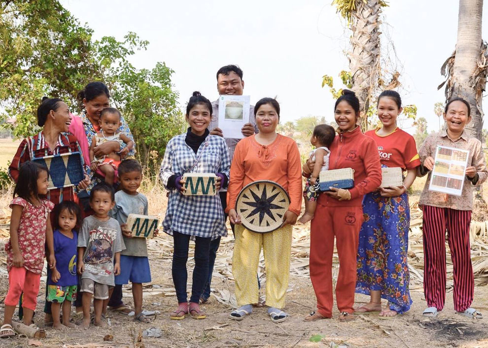 Manawa Enterprise aims to promote local Khmer handicrafts to the world while improving the lives of Cambodian women in rural areas, particularly in Siem Reap. MANAWA