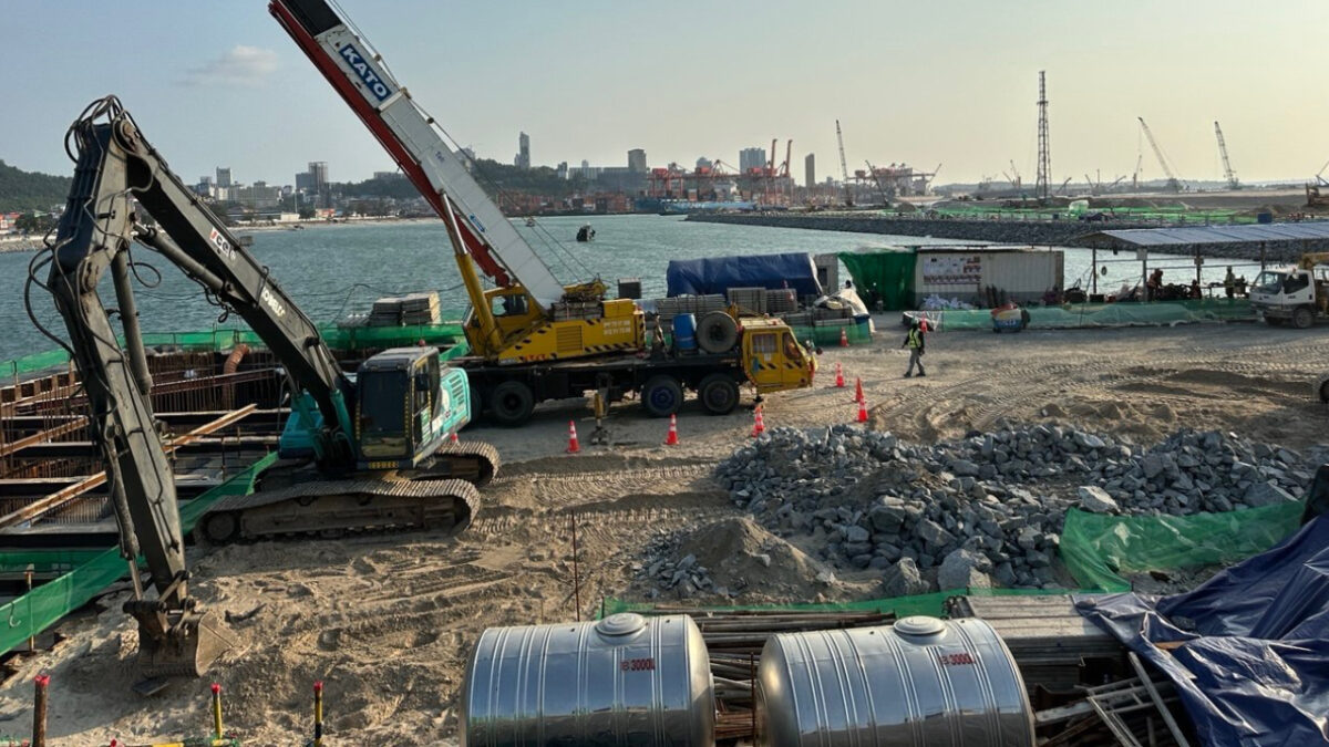 Construction activities are underway to expand the capacity of the Sihanoukville Autonomous Port. Infrastructure development is viewed as a key counter to ongoing economic shocks. Hin Pisei