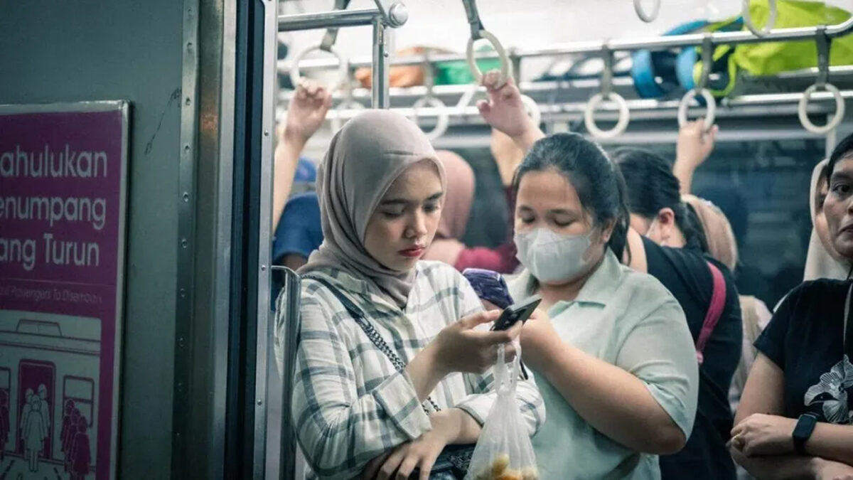 According to a 2025 survey by the Indonesian Internet Providers Association, millennials and Gen Zs make up 86.6 per cent of online borrowers. PHOTO: THE STRAITS TIMES