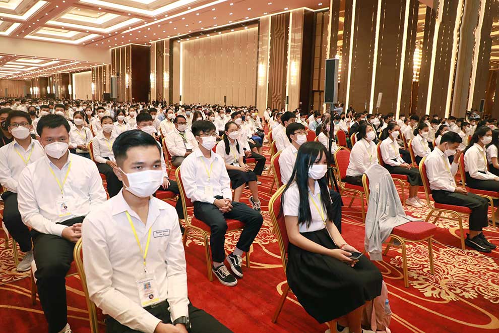 Hun Sen sings the praises of over 1