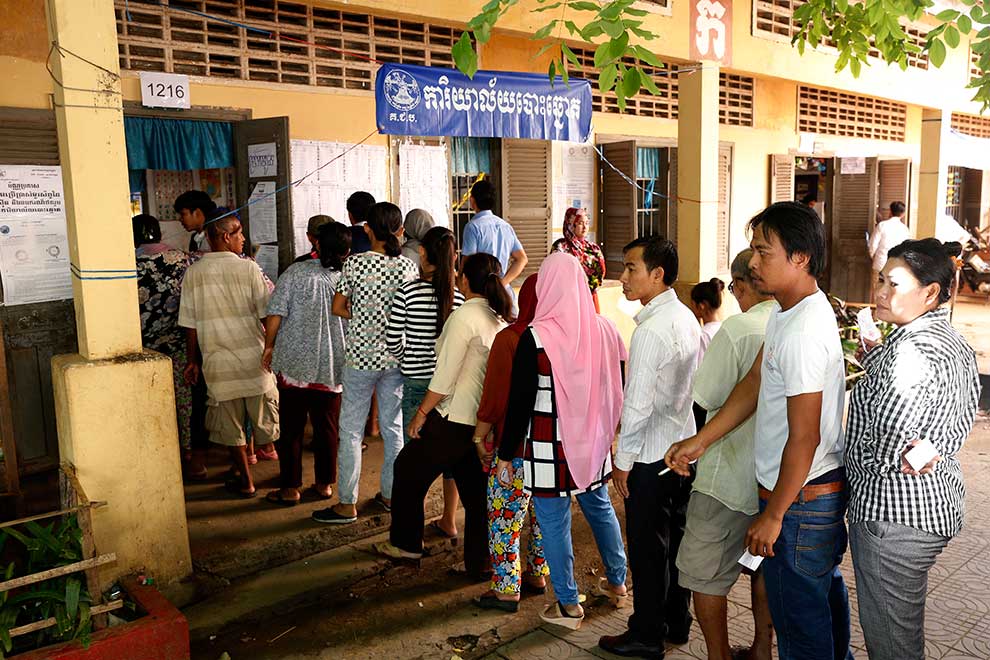 Hun Sen calls for non-violence